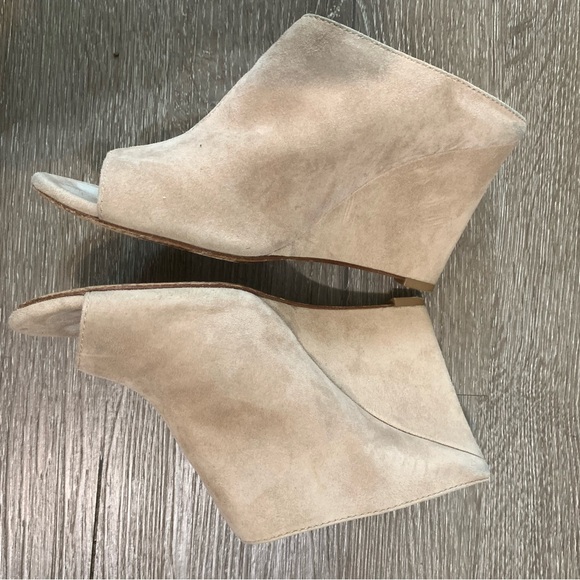 Tory Burch Open-Toe Suede Wedge Mule Neutral Taupe Tan Logo Buckle size 8M - Picture 2 of 6